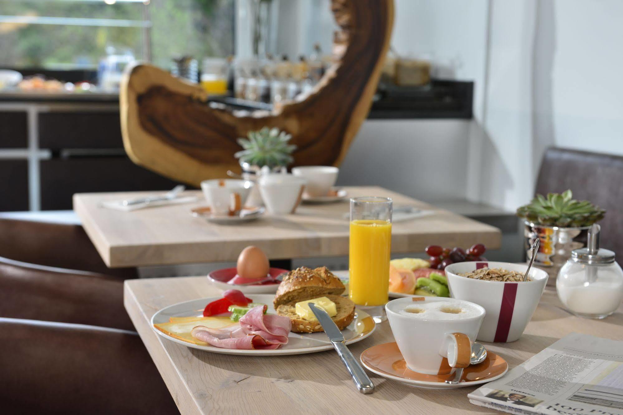 Uhu Garni 3* Cologne