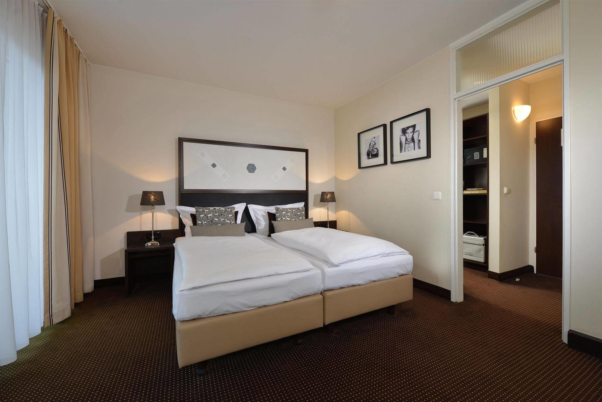 Friends Hotel 3*