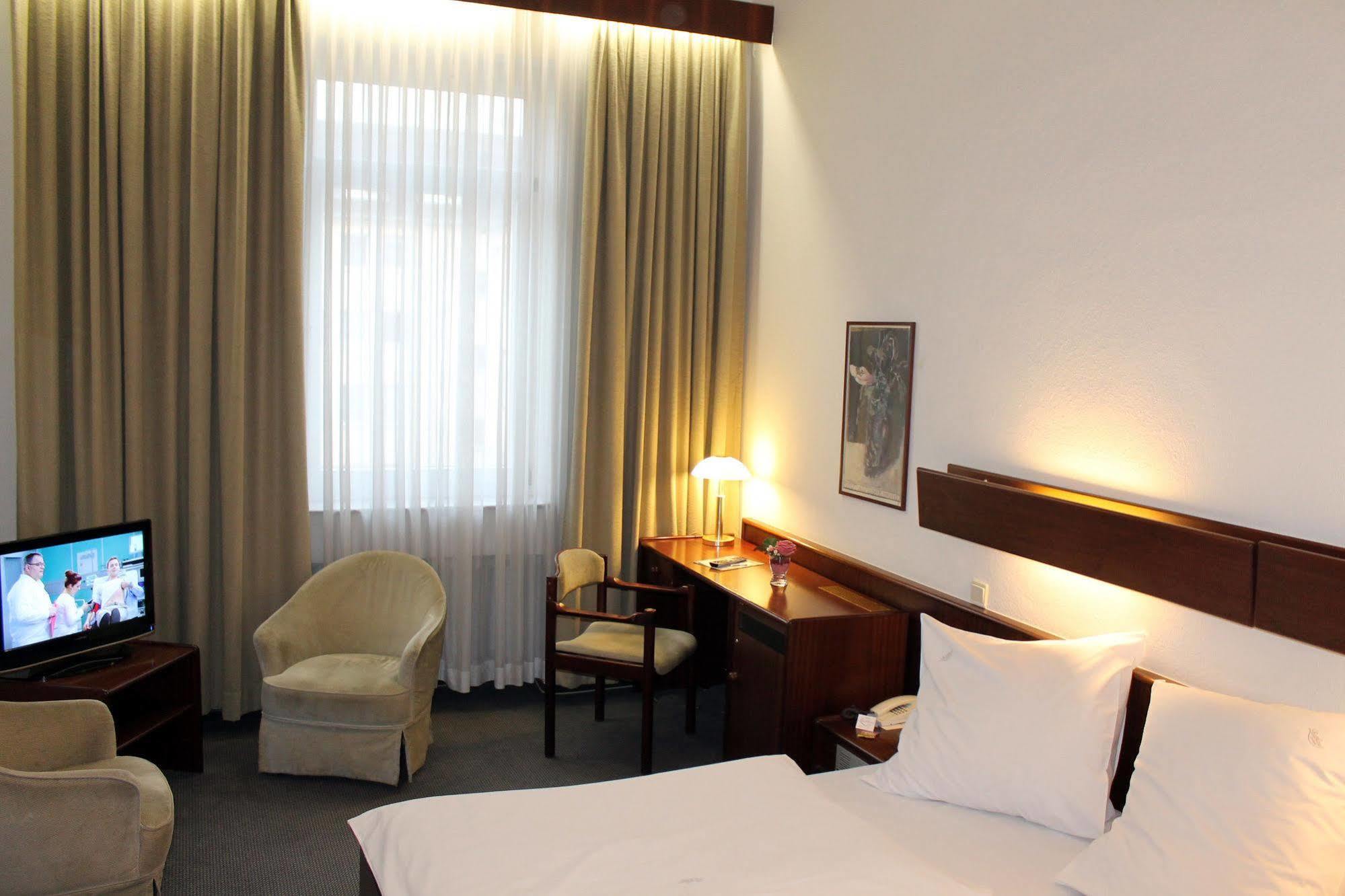 Tante Alma's Koelner Hotel Cologne