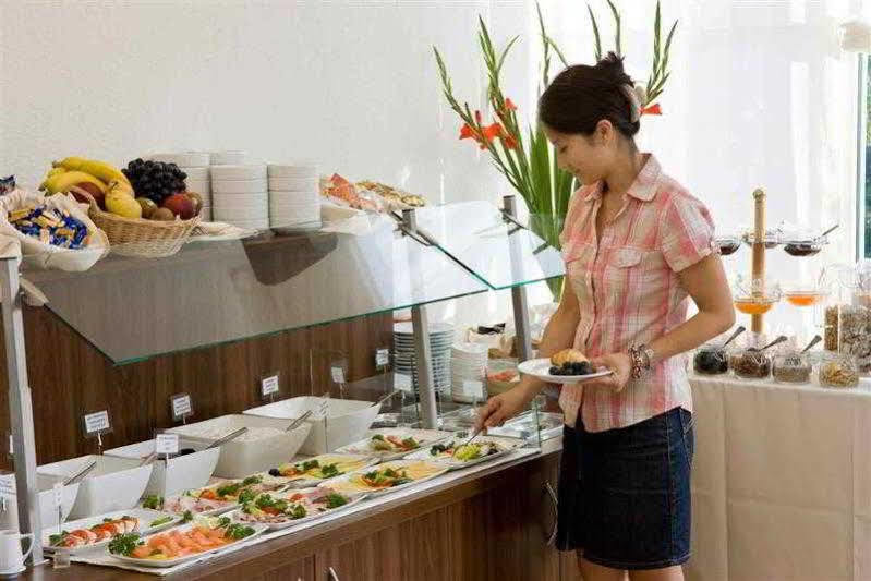 Mercure Airport Hotel 3*