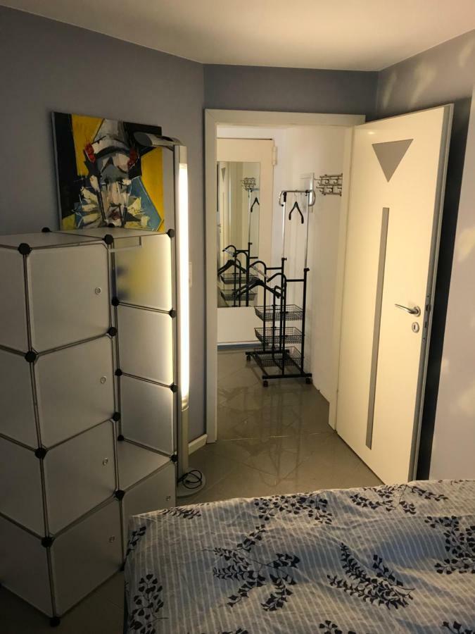 In Dellbruck Frisch Renoviert, 300 Meter Bis Zur Strassenbahn, Ruhige Lage Apartment *