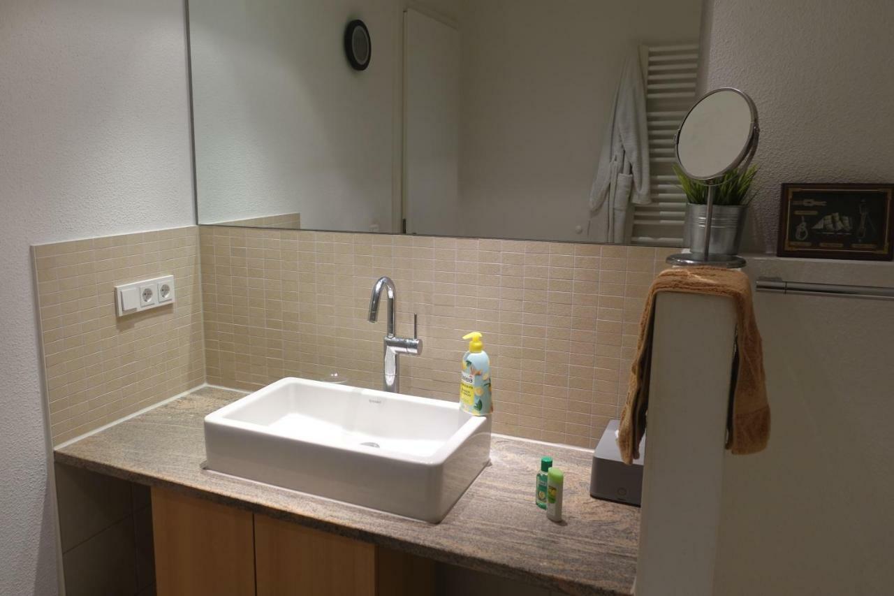 Habitación en casa particular Großzügiges Mit Badezimmer In Rheinwohnung *