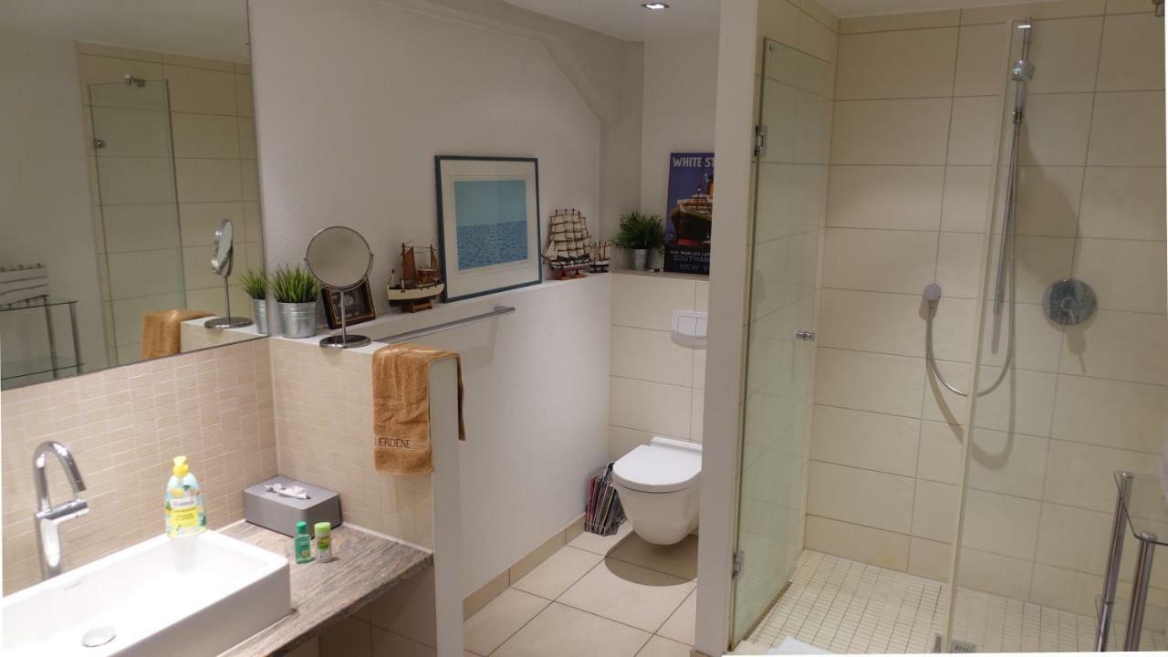 Großzügiges Mit Badezimmer In Rheinwohnung