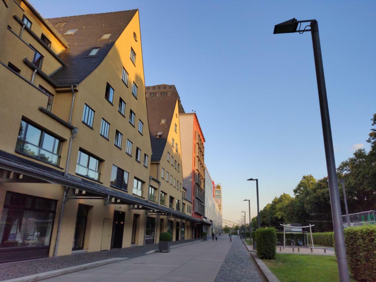 Grosszuegiges Mit Badezimmer In Rheinwohnung Homestay Cologne