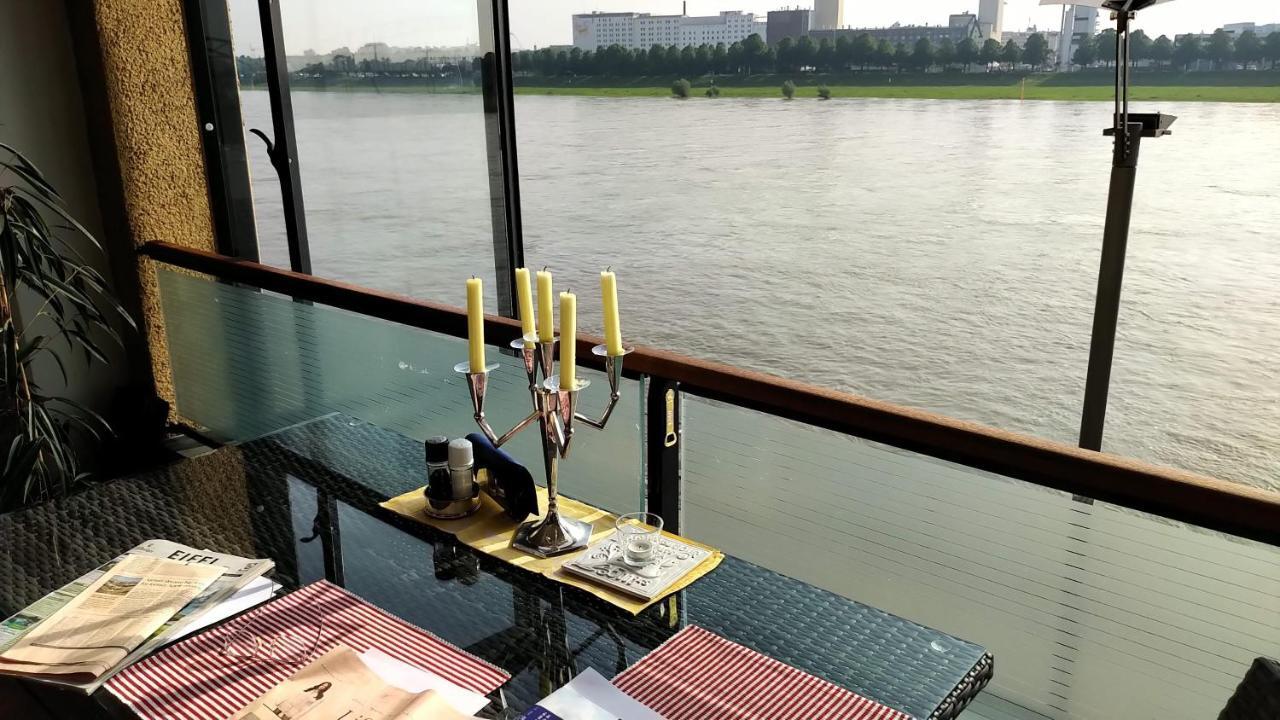 Grosszuegiges Mit Badezimmer In Rheinwohnung Homestay Cologne