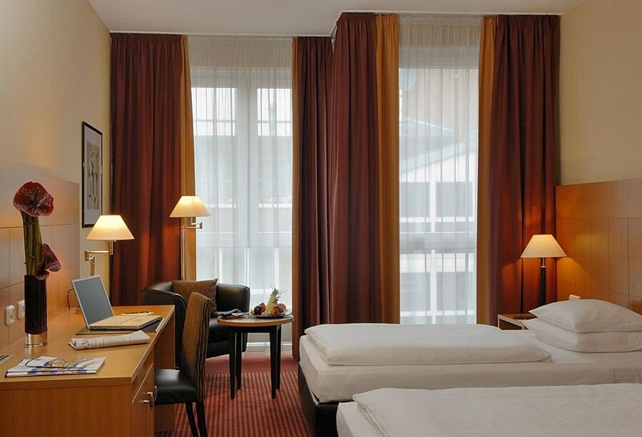 Plaza Premium Hotel 4*