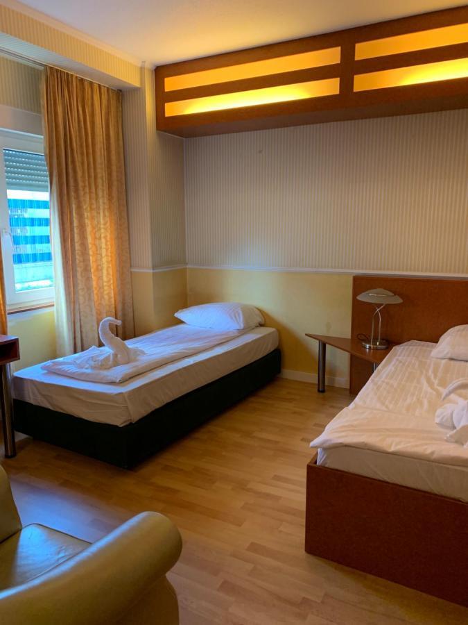 Guest house A 57 Longerich 10 Min Zum Zentrum Cologne