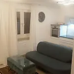 Apartment Mit Schoener, Moderner Einrichtung