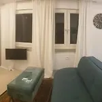Apartment Mit Schoener, Moderner Einrichtung