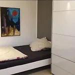 Apartment Mit Schoener, Moderner Einrichtung