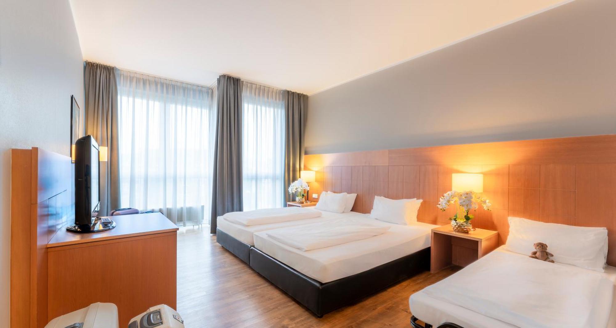 Plaza Premium 4*