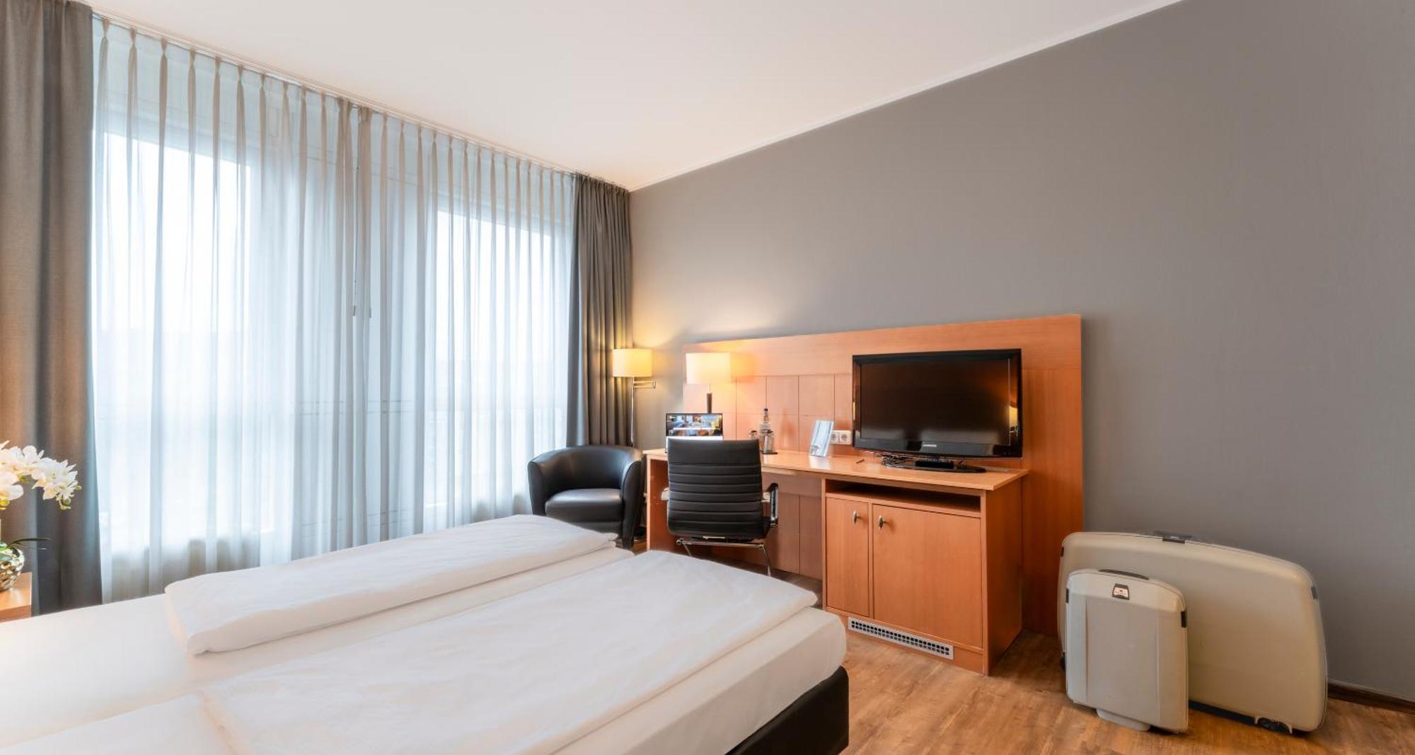 Plaza Premium 4*
