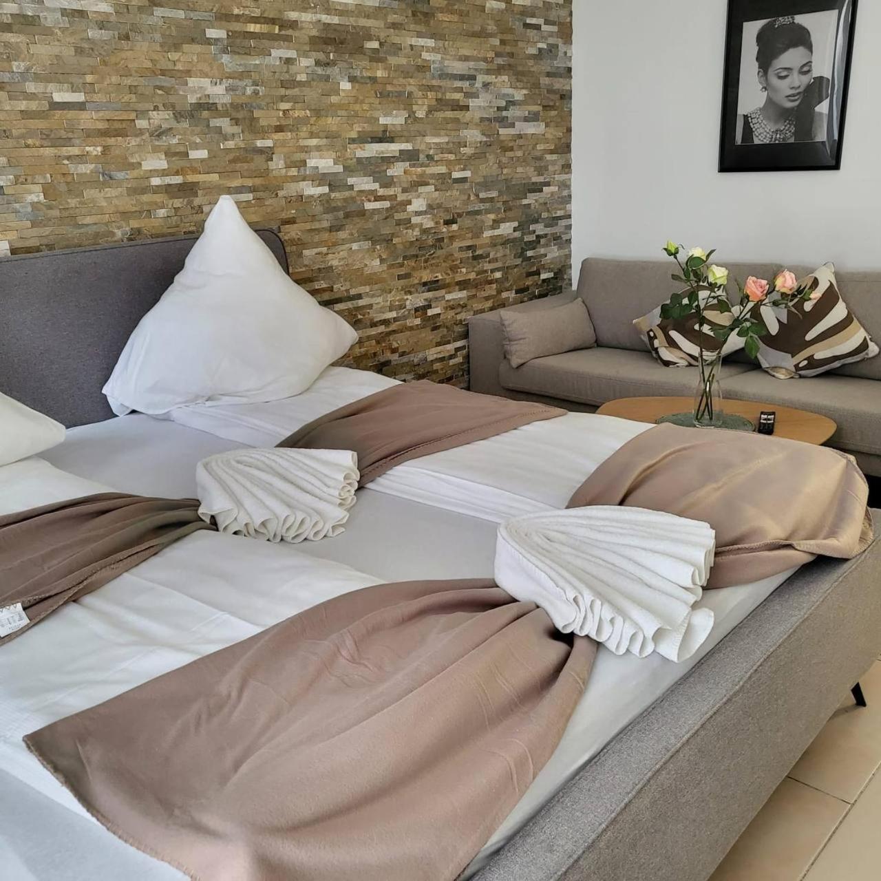 Apartment Stylish In Friesenplatz, Heart Of