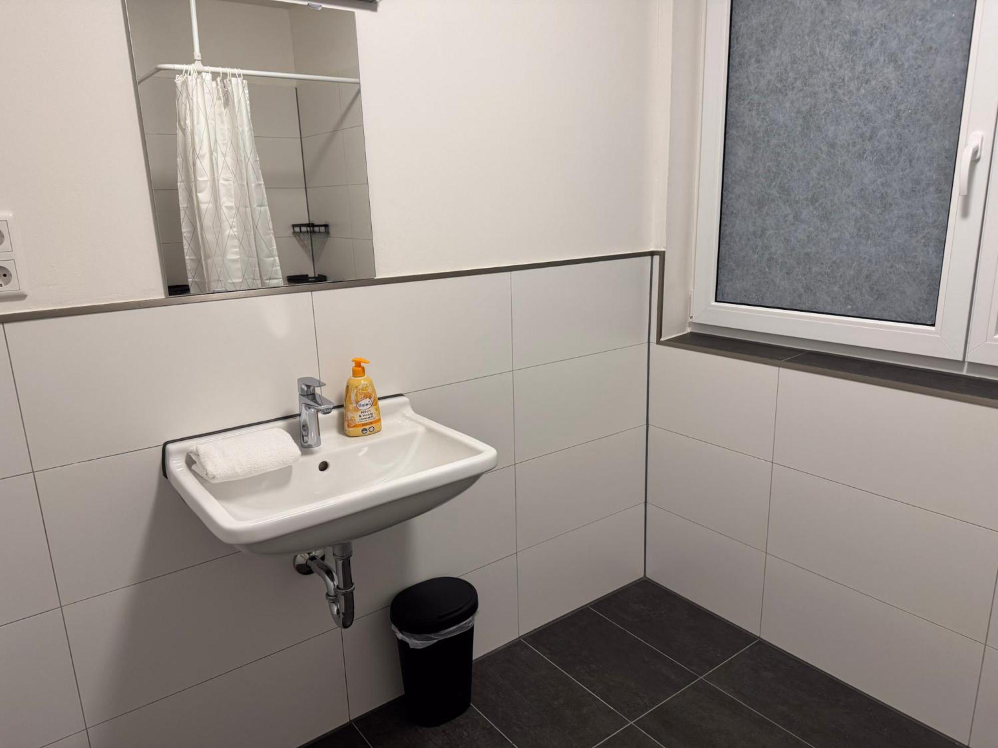 T&k - Bergisch Gladbach - 7 Comfortable - 20 Min To Fair Messe Apartment
