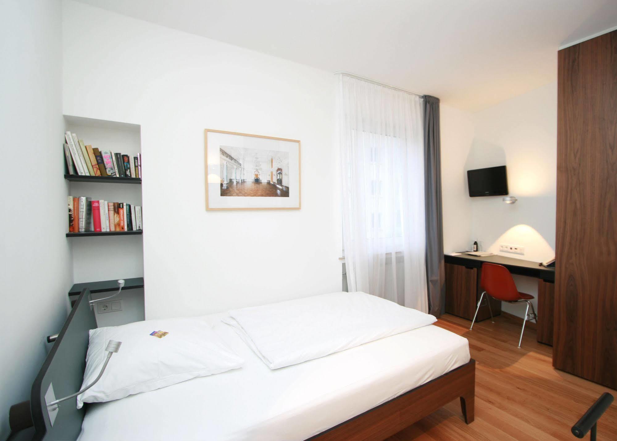 Chelsea Hotel Kolonia