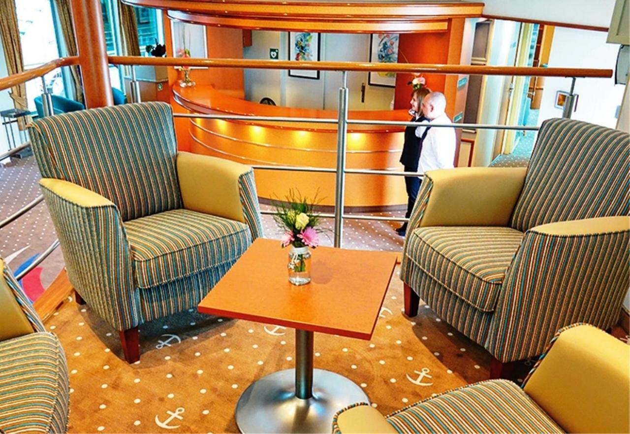 Botel Baxter Hoare Ship 4*