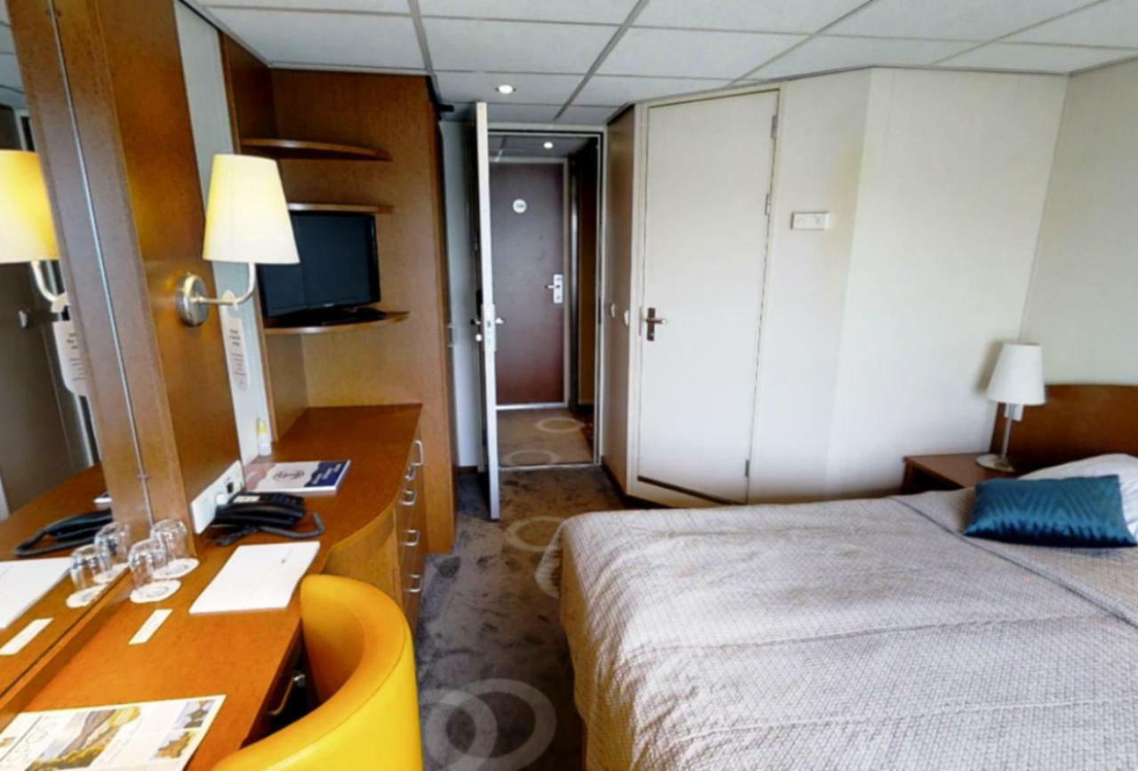 Baxter Hoare Ship 4*