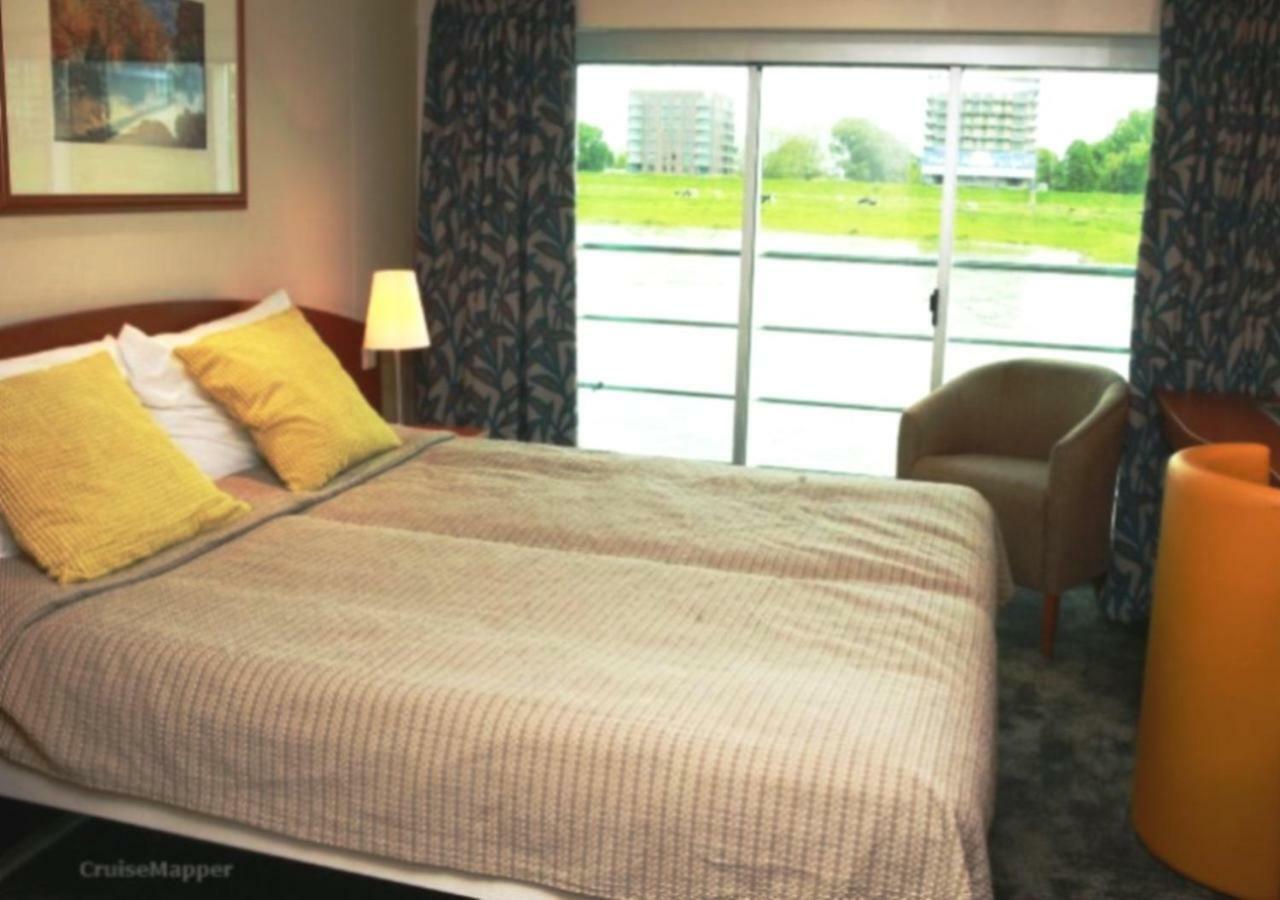 Baxter Hoare Ship 4*