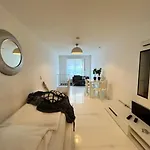 Top Lage I Schokoladenmusem I Einfaches Souterrain Apartment
