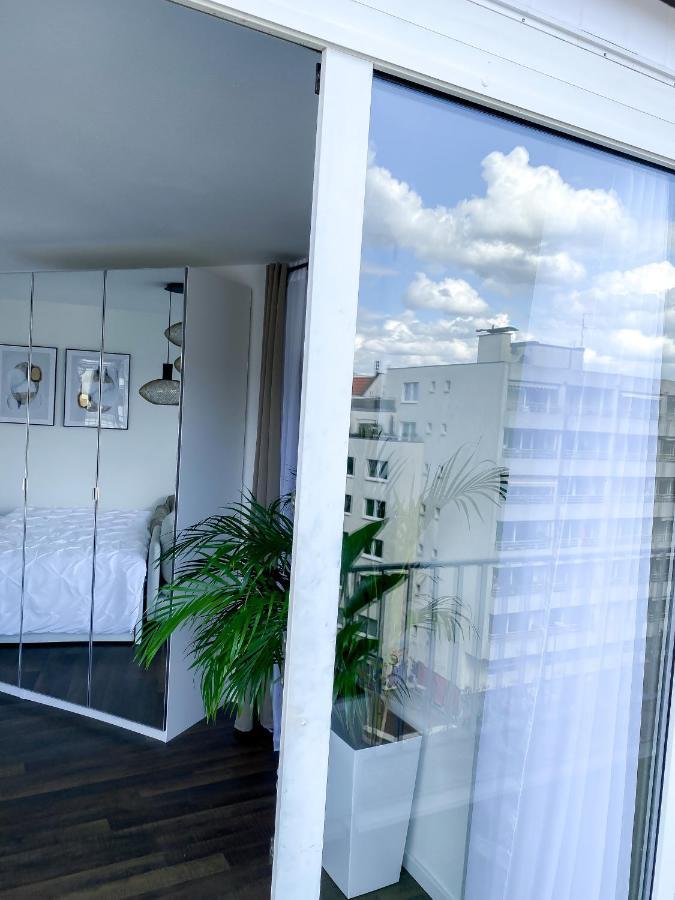 Dani Stylish Minimal Innercity Terrace Cologne