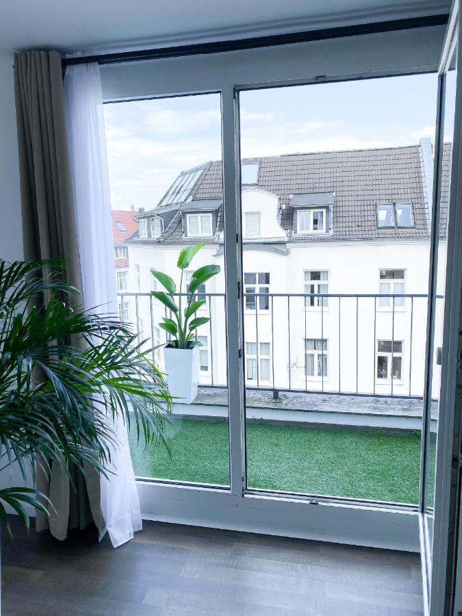 Dani Stylish Minimal Innercity Terrace *
