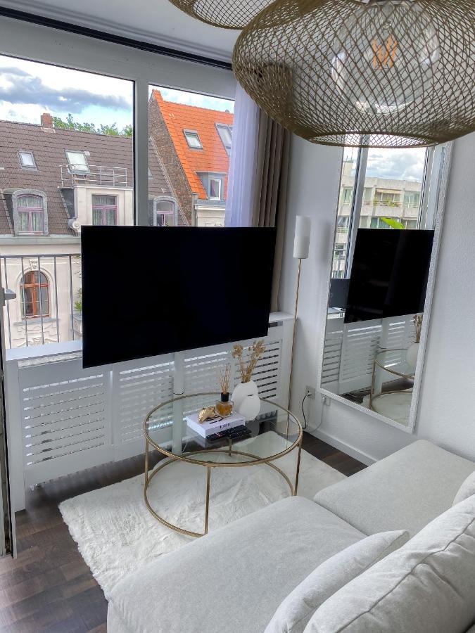 Dani Stylish Minimal Innercity Terrace Apartment *