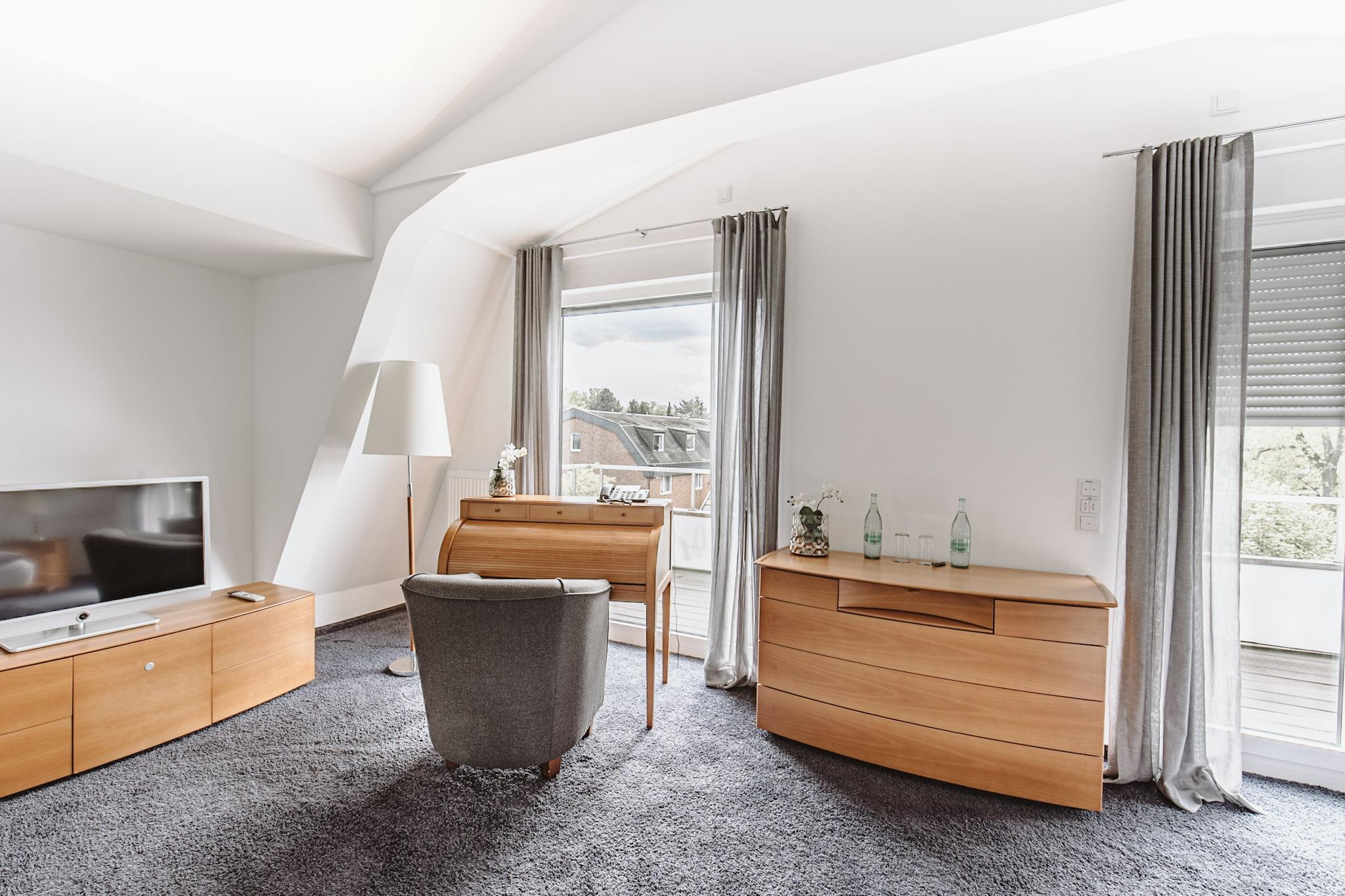 Hotel &repeat Airport 4*