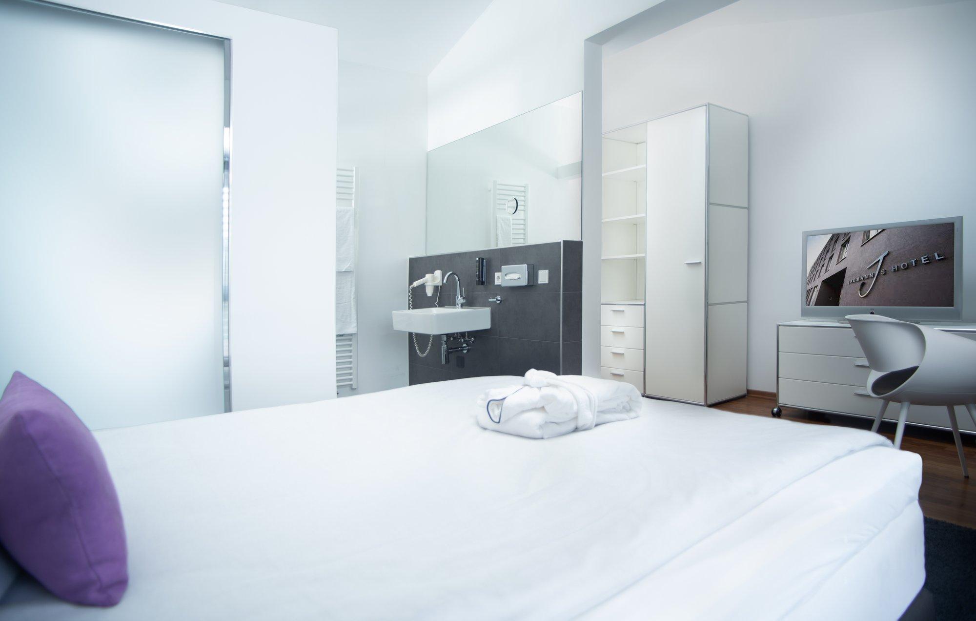 Hotel &repeat Airport 4*