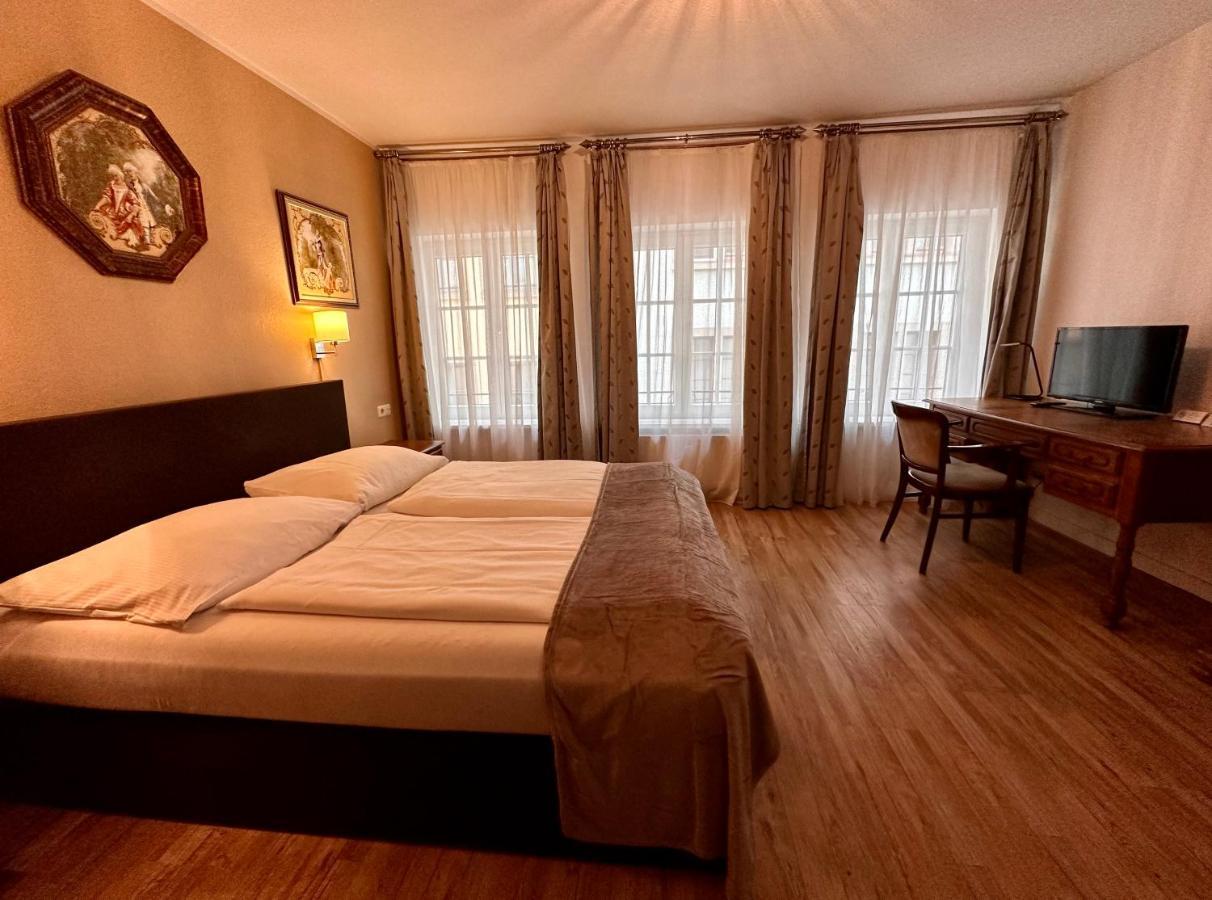 Altstadthotel Hayk Am Rhein 3* Cologne