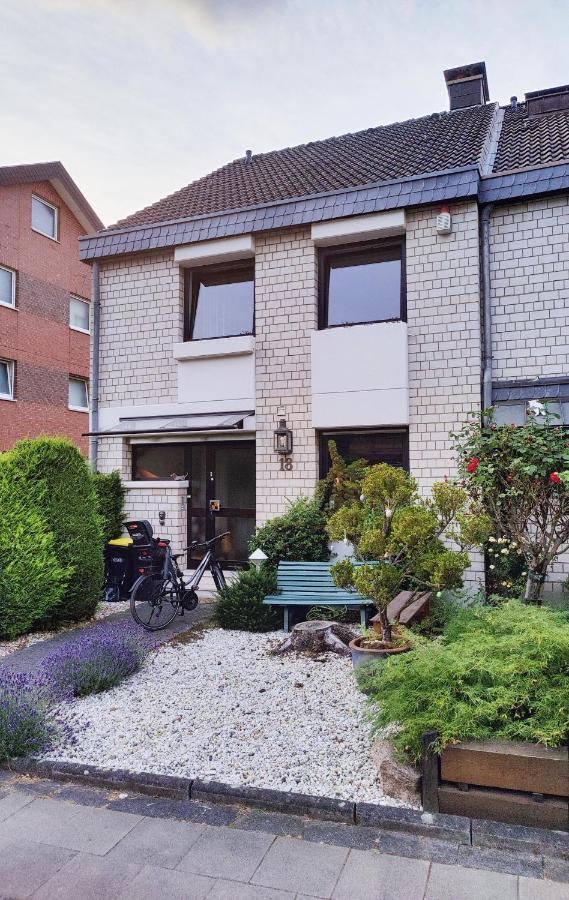 Spacious & Comfortable Guestrooms W Private Bathrooms Near Koelnmesse & Lanxess Arena, Free Parking, Highspeed Wifi *