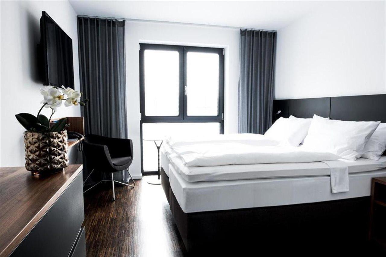 Hotel &repeat Airport