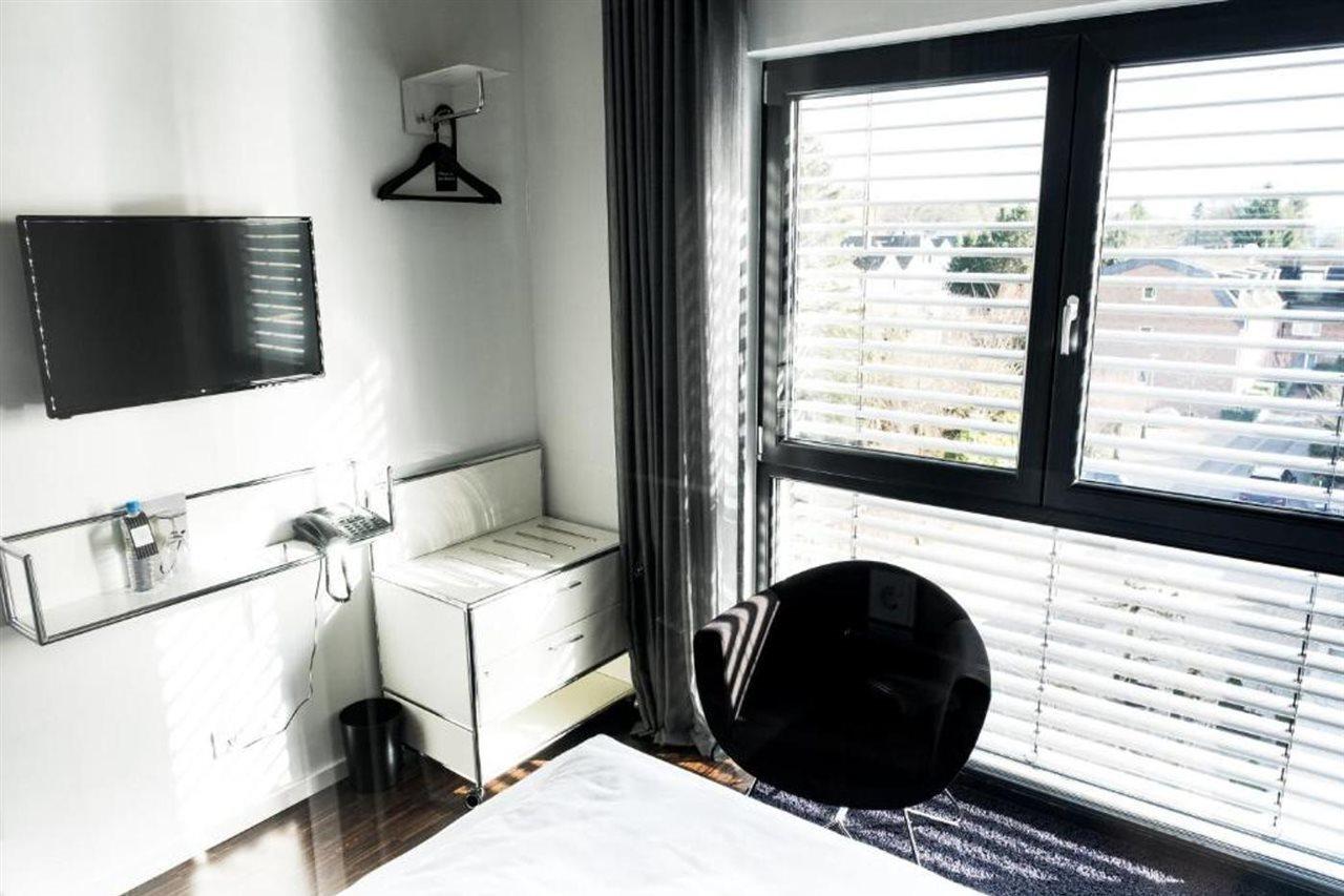 Hotel &repeat Airport 4*