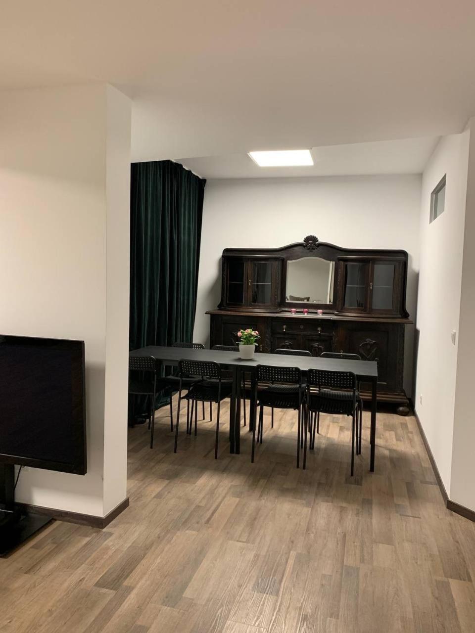 Central Private In Popular Neighborhood! *