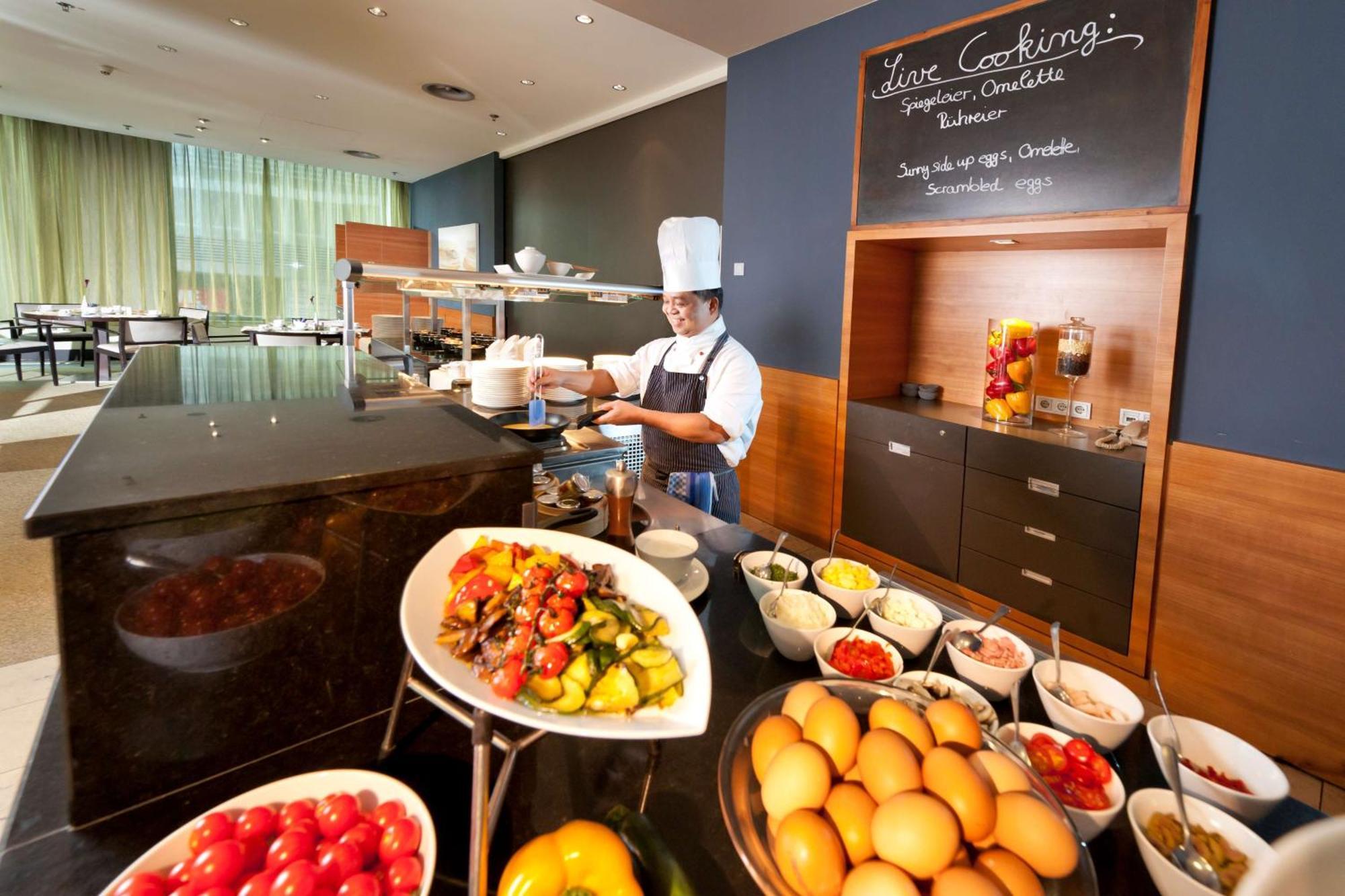 Hotel Dorint Am Heumarkt 4*