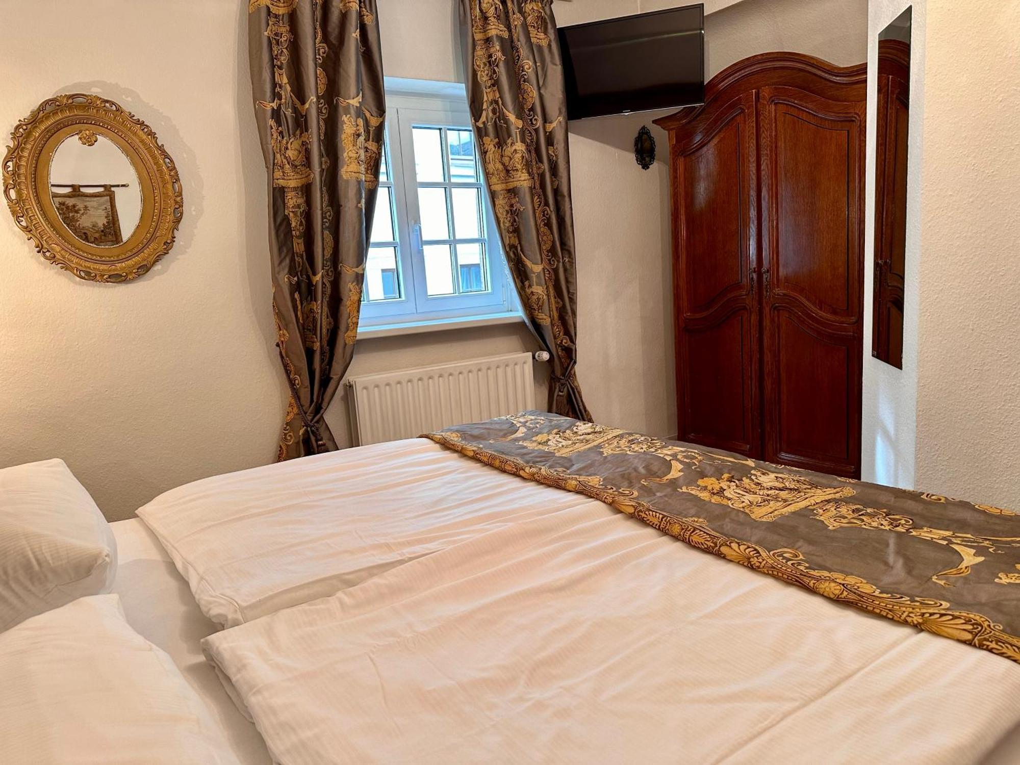 Altstadthotel Hayk Am Rhein 3* Cologne