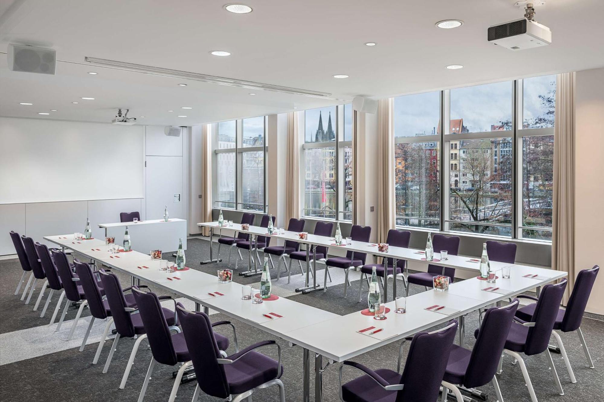 Hotel Nh Collection Mediapark 4*