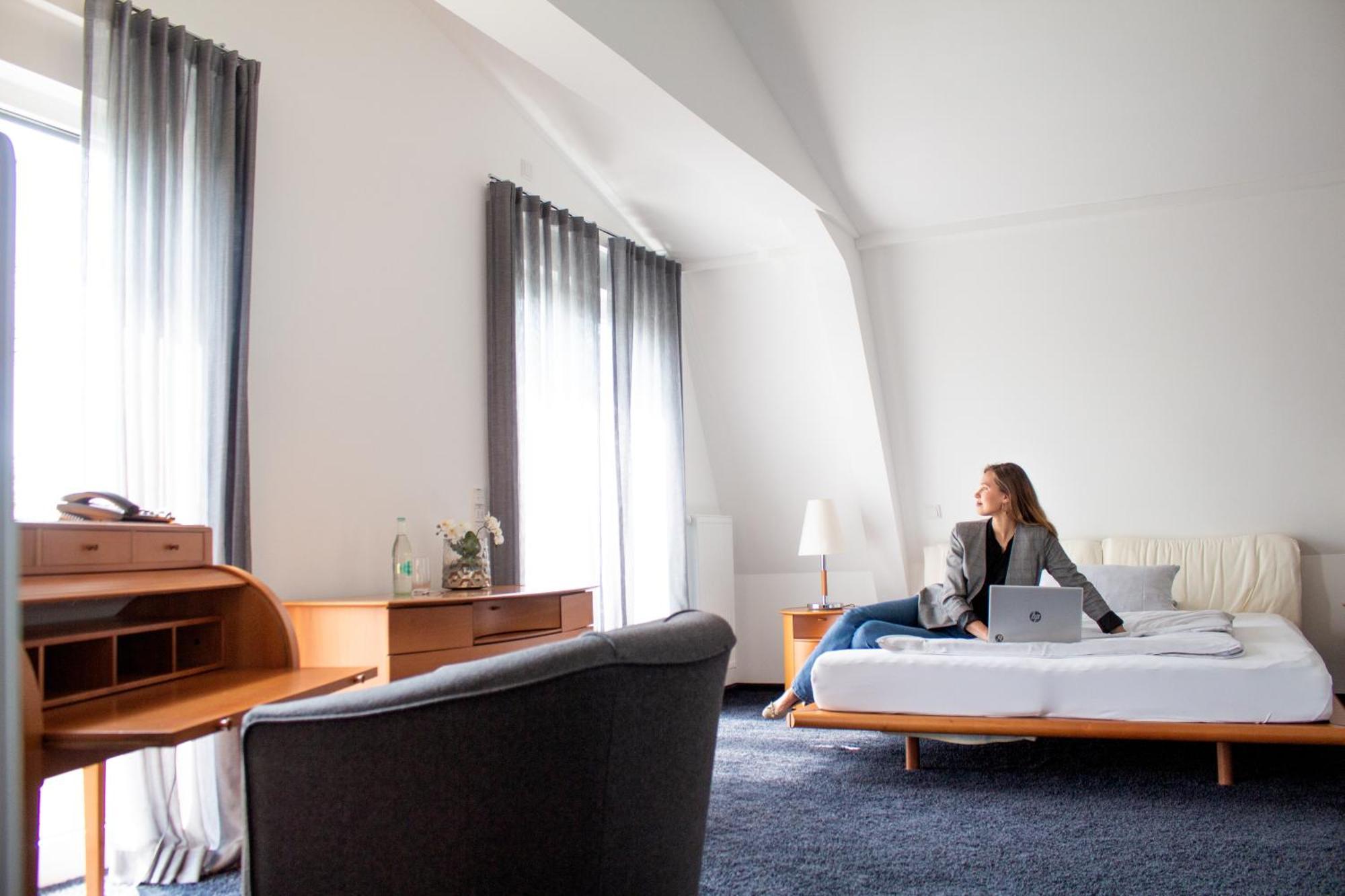 Hotel &repeat Airport 4*