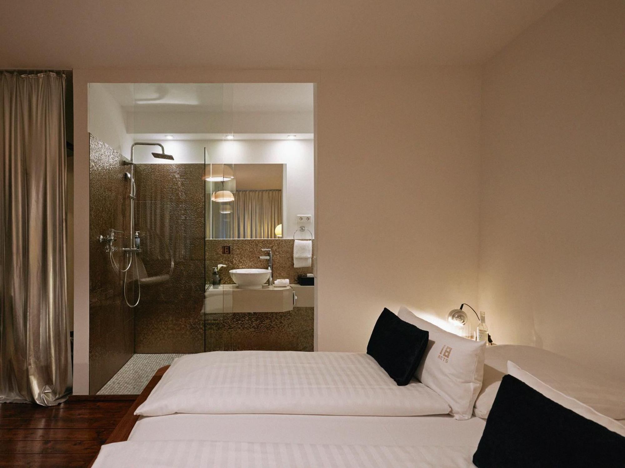 Hotel 18arts - Living In A Gallery!